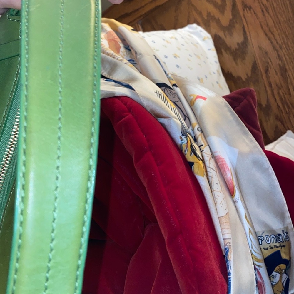Kate Spade NWOT leather like green shoulder bag. Super roomy w front flap pocket - Picture 5 of 5